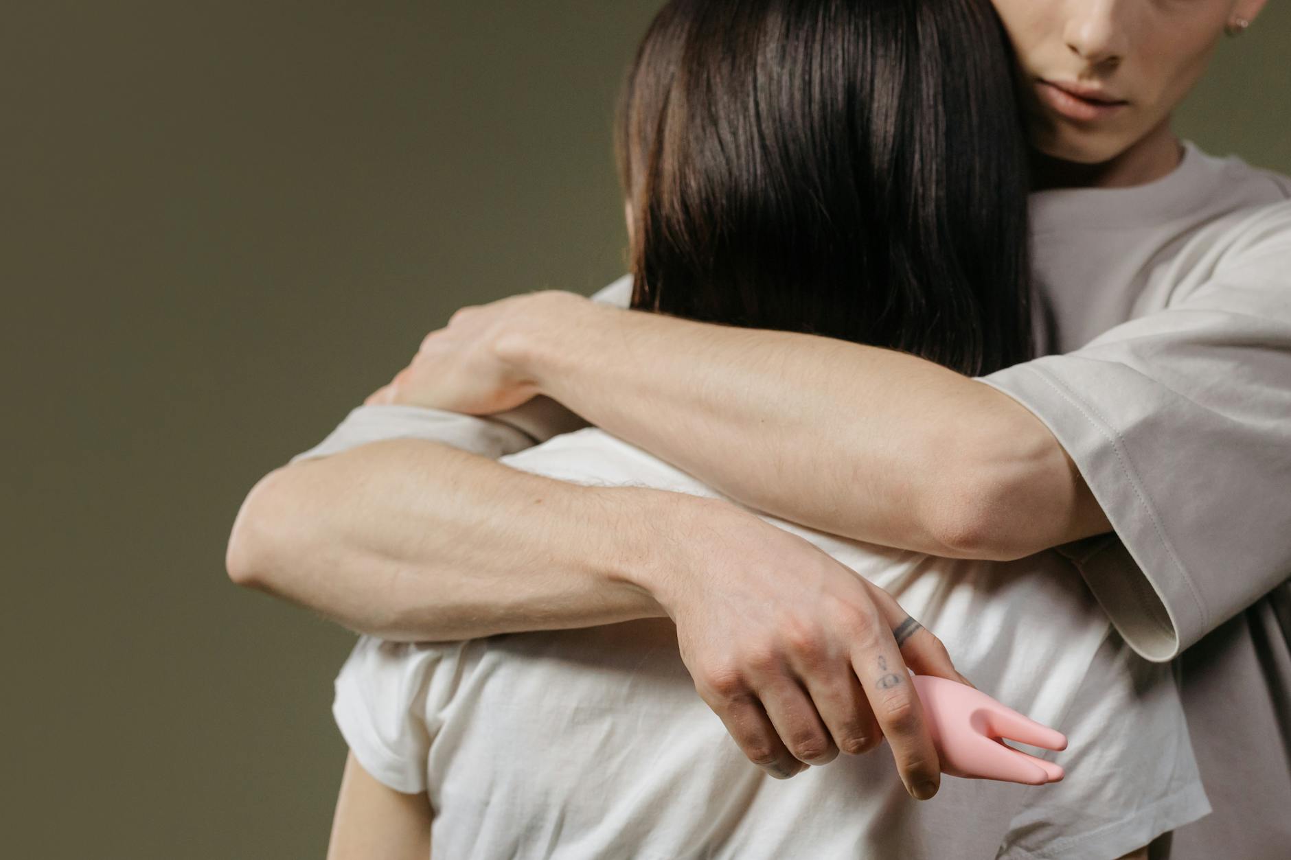 Casal se abraçando em intimidade, destacando conexão emocional e sensual.