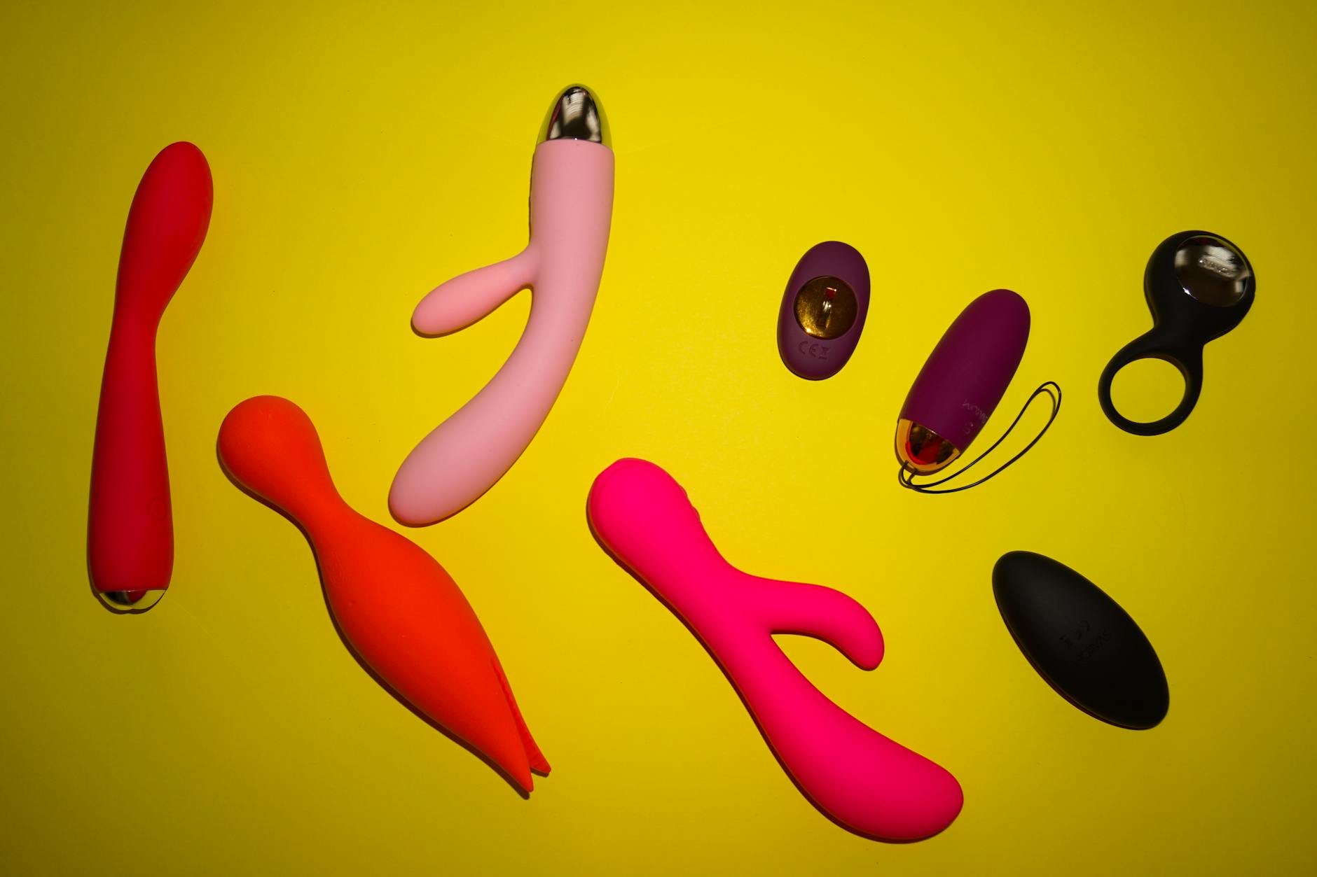 Vibrador de limão amarelo em arranjo minimalista, representando prazer e recuperação pós-parto