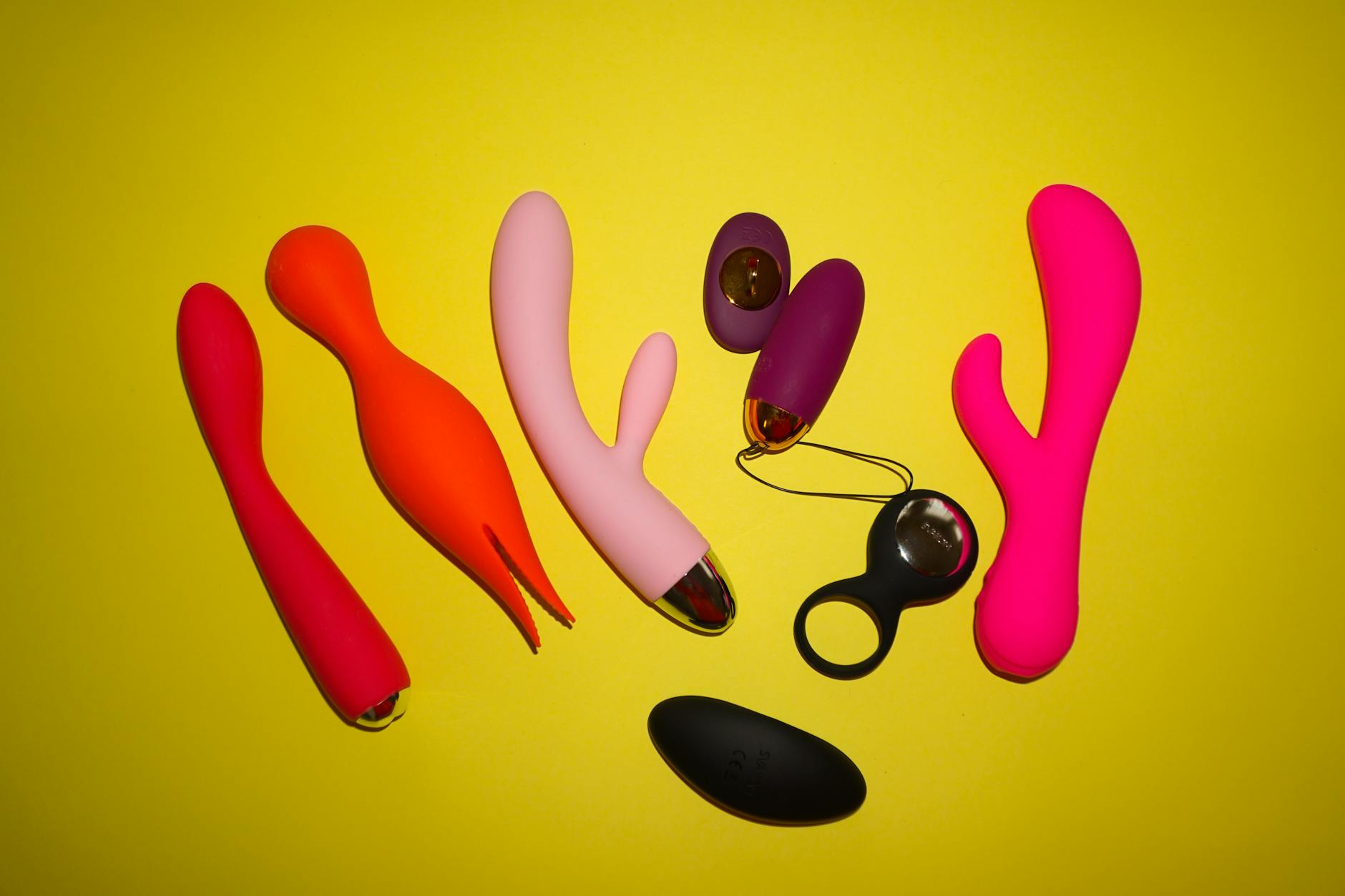 Vibrador de limão colorido em estúdio de fundo amarelo brilhante
